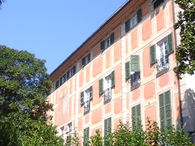 La facciata del Municipio 5 a Bolzaneto